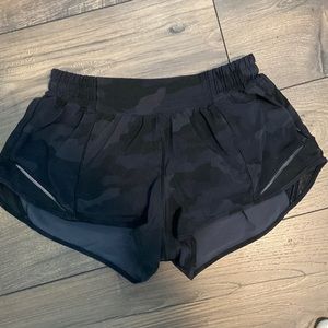 These are lululemon hotty hot 2.5 low rise. Color is cami deep coal multi/black